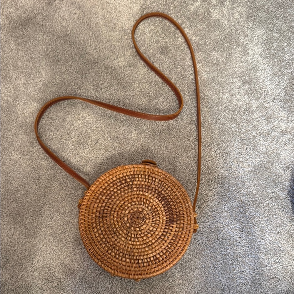 Straw circular purse
